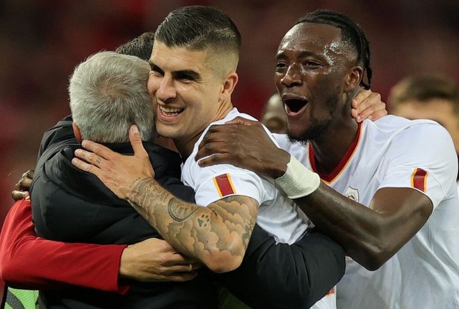 贝博登录入口 -关于AC米兰训练开放日，关键时刻回应争议引欢呼，社区盾在即，阵容厚度经受考验的信息